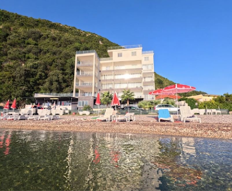 Hotel Vienna viđen sa šljunkovite plaže u Igalu