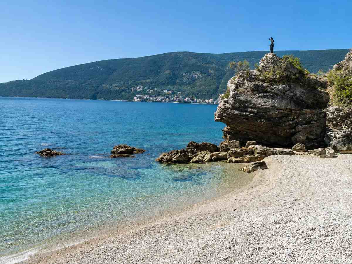 Privatna šljunkovita plaža i bistro more Jadrana pored Hotela Vienna
