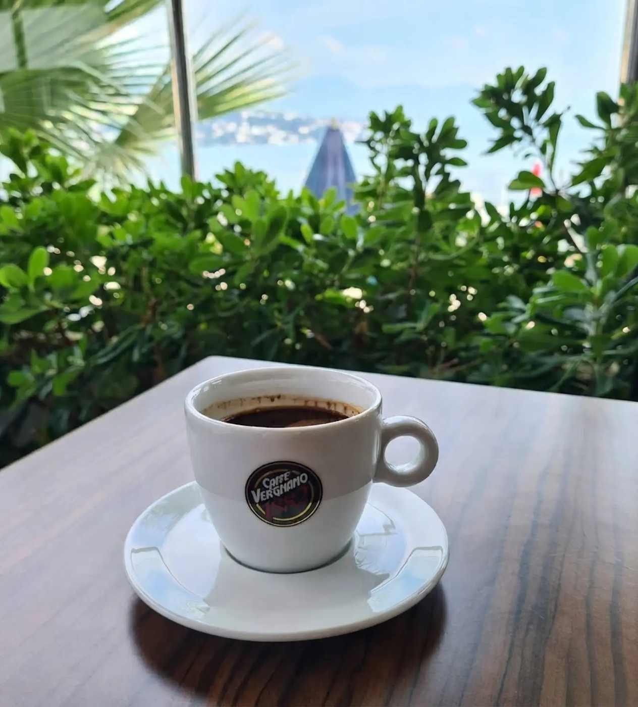 Jutarnja kafa na terasi sa zalivom u pozadini