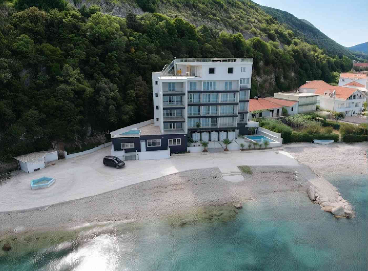 Pogled iz vazduha na Hotel Vienna, njegove bazene i plažu u Igalu