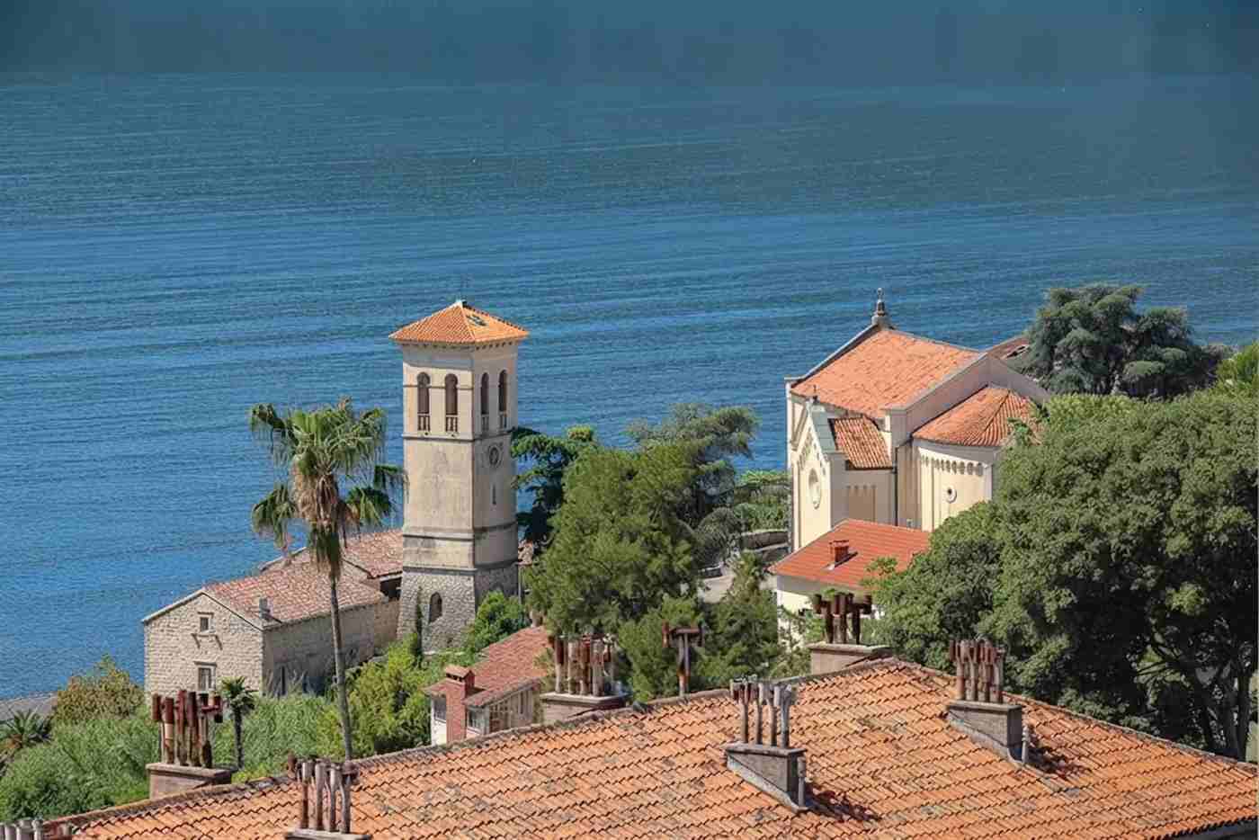 Zvonik i crkva manastira Savina iznad Jadrana